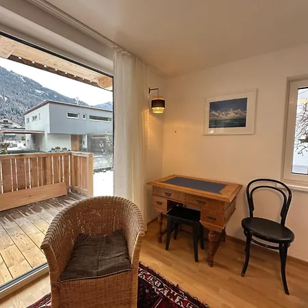 Apartmentt1 Apartment *